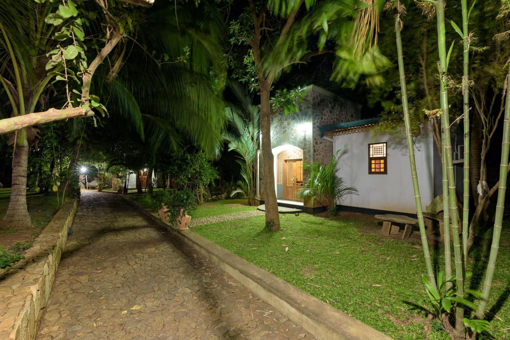 Hotel Sobana Lake Front Udawalawe Exteriér fotografie