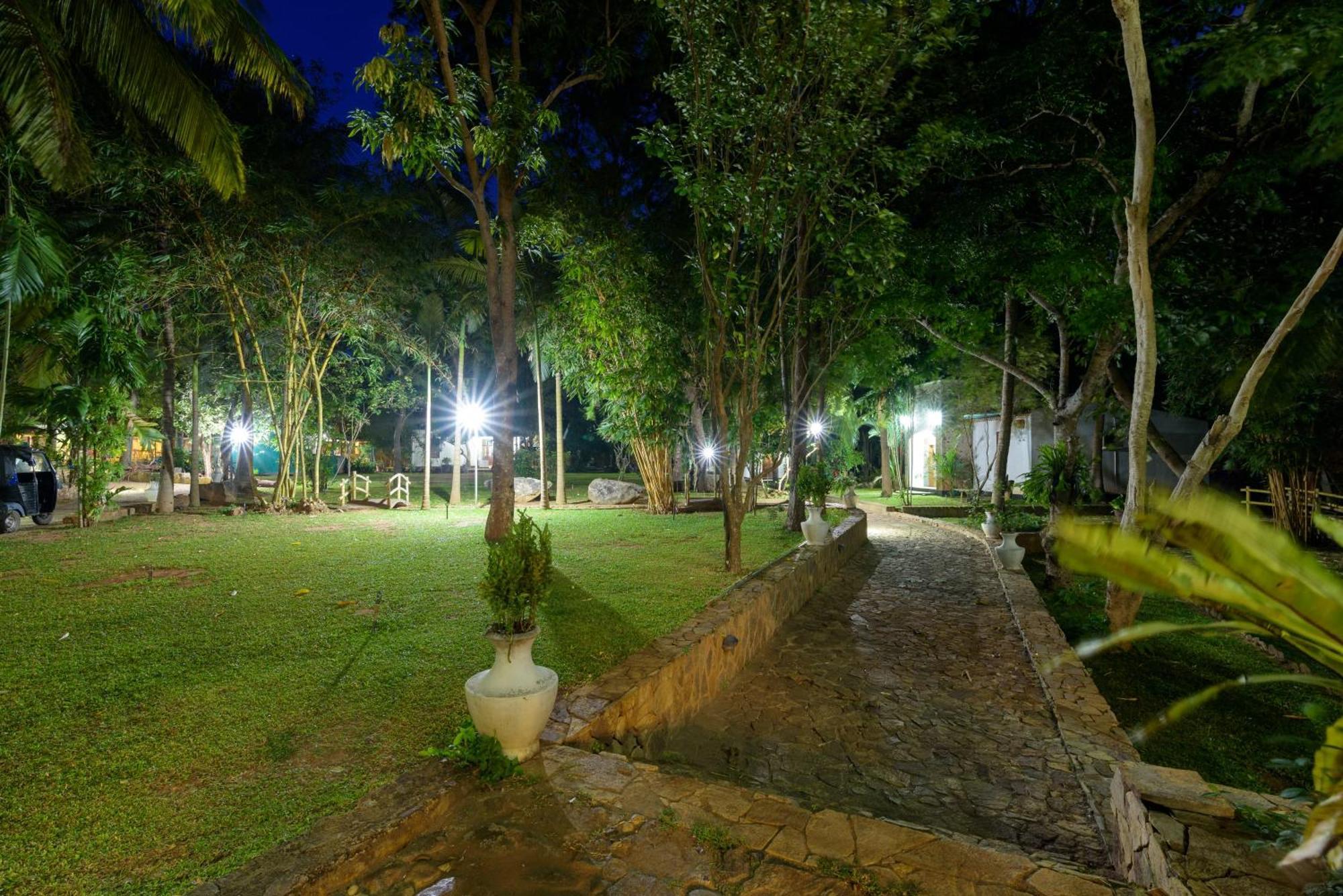 Hotel Sobana Lake Front Udawalawe Exteriér fotografie